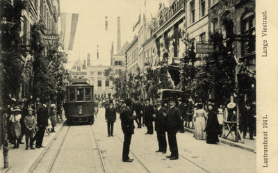 221868 Gezicht in de Lange Viestraat te Utrecht met de versieringen als onderdeel van de festiviteiten bij het 55e ...